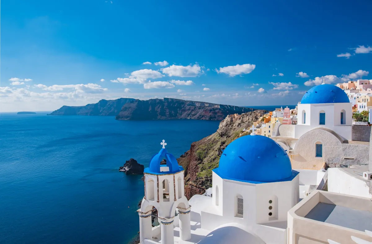 Santorin in Griechenland mit blauen Kirchenkuppeln und Meer